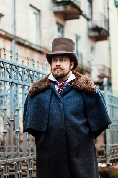 19. yüzyıl takım elbiseli şık bir adam.