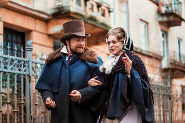 Kadın ve eski moda kostümlü adam. Eski moda elbiseli insanlar. Sokakta yürürken