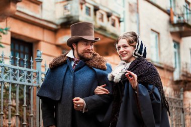 Kadın ve eski moda kostümlü adam. Eski moda elbiseli insanlar. Sokakta yürürken