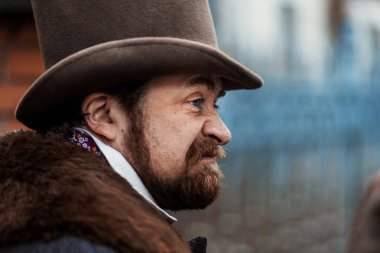 Zarif takım elbiseli ve şapkalı bir adamın portresi, eski moda.