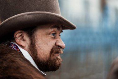 Zarif takım elbiseli ve şapkalı bir adamın portresi, eski moda.