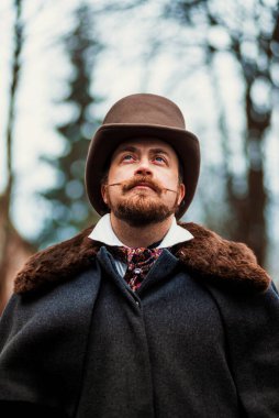 19. yüzyıl takım elbiseli şık bir adam.
