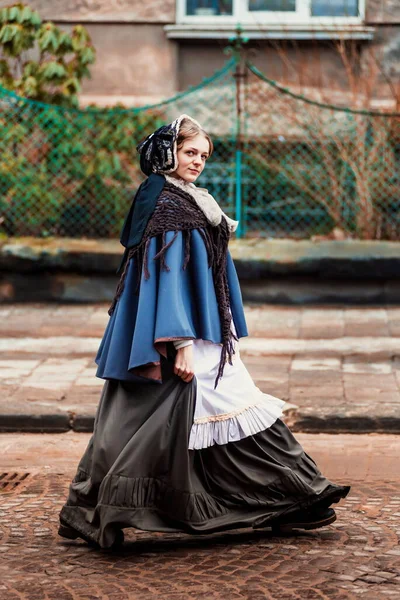 Livre Retrato Uma Jovem Mulher Vitoriana Andando Cidade Velha — Fotografia de Stock