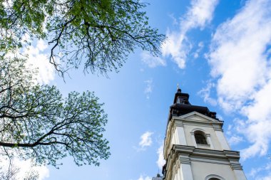 Czech Cumhuriyeti 'nin eski kasabasındaki Kutsal Üçleme Kilisesi.