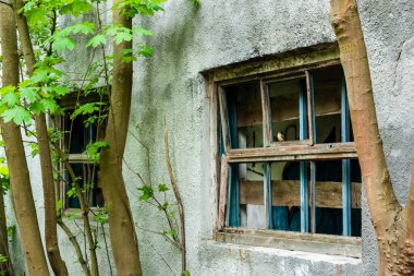 Şehirde terk edilmiş eski bir ev.