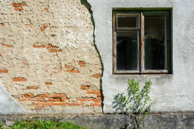 Kırmızı ve beyaz tuğlalı eski pencere