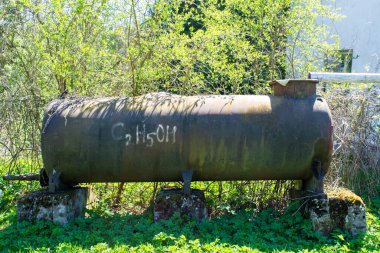 Parktaki eski paslı metal boru
