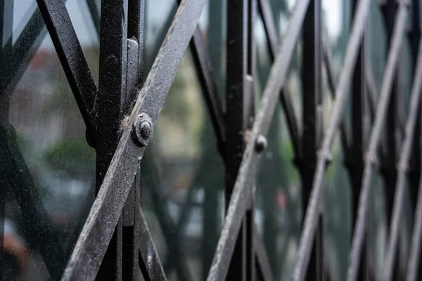 Gammalt Rostigt Metallstängsel Med Kedja — Stockfoto