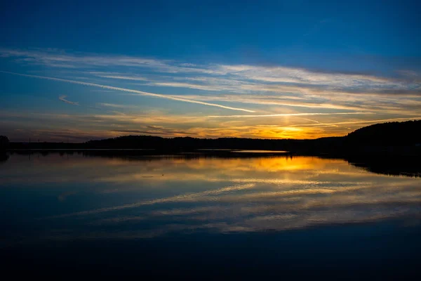 Solnedgång Vid Kusten Sjön Naturlandskap Reflektion Blå Himmel Och Gult — Stockfoto