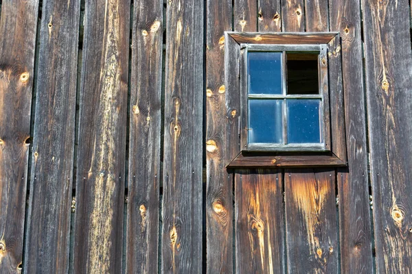 Staré Dřevěné Okno Bílou Stěnou — Stock fotografie