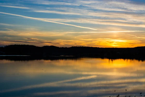 Solnedgång Vid Kusten Sjön Naturlandskap Reflektion Blå Himmel Och Gult — Stockfoto