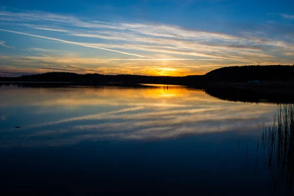 Закат Берегу Озера Природный Пейзаж Отражение Голубое Небо Желтый Солнечный — стоковое фото