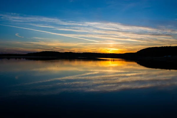 Solnedgång Vid Kusten Sjön Naturlandskap Reflektion Blå Himmel Och Gult — Stockfoto