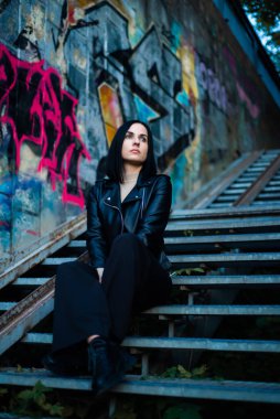 Siyah ceketli ve deri ceketli güzel bir kız.