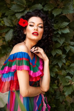 Eski şehirde yaz elbisesi giyen çekici, şehvetli bir kadın.