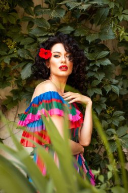 Eski şehirde yaz elbisesi giyen çekici, şehvetli bir kadın.