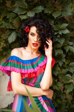 Eski şehirde yaz elbisesi giyen çekici, şehvetli bir kadın.