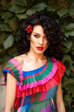 Eski şehirde yaz elbisesi giyen çekici, şehvetli bir kadın.