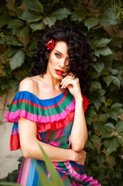 Eski şehirde yaz elbisesi giyen çekici, şehvetli bir kadın.