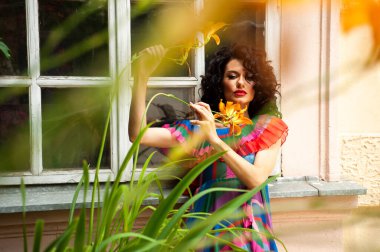 Eski şehirde yaz elbisesi giyen çekici, şehvetli bir kadın.