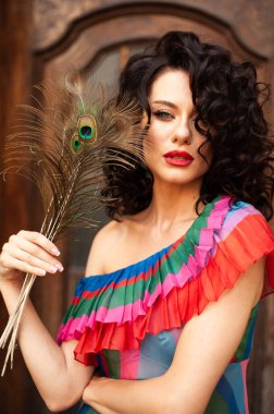 Güzel elbise içinde güzel bir model.