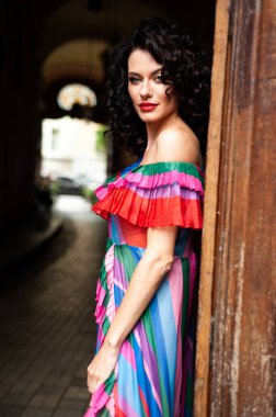 Güzel elbise içinde güzel bir model.