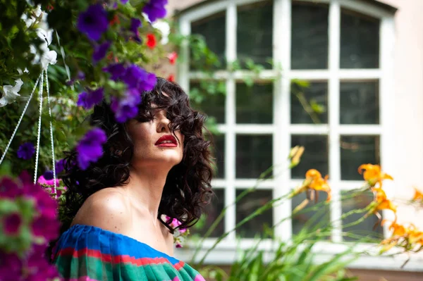 Mooie Vrouw Bloemen Jurk Zomer Stad — Stockfoto