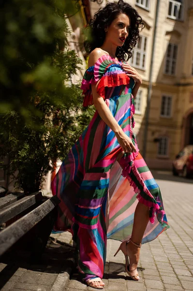 Mulher Sensual Atraente Vestindo Vestido Verão Cidade Velha — Fotografia de Stock