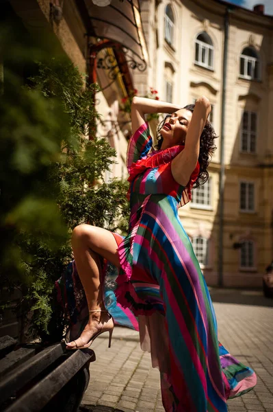 Mulher Sensual Atraente Vestindo Vestido Verão Cidade Velha — Fotografia de Stock