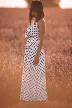 Yaz lavanta tarlasında güzel bir kadın.