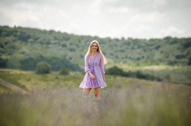 Lavanta tarlasında sarışın bir kadın.