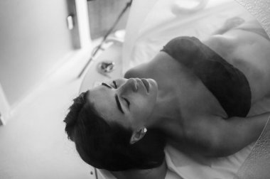 Güzellik salonundaki kadınlar için selülit önleyici terapi. Cilt bakımı