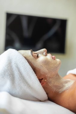 Güzellik salonunda maskeli bir kadın..