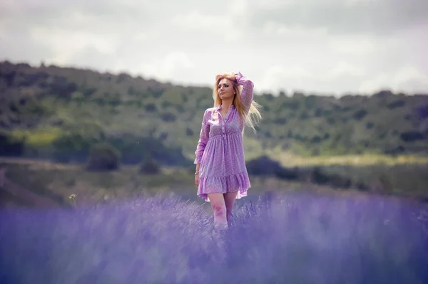 Blonde Woman Lavender Field — Stock Photo, Image
