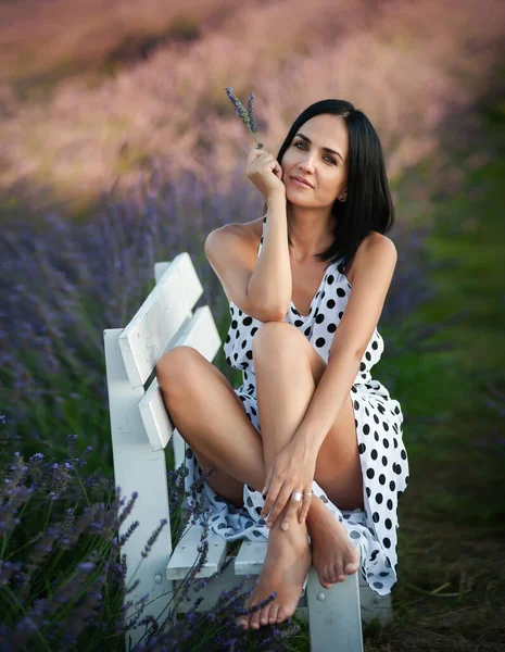 ラベンダー畑の美しい女の子 夕日のラベンダー畑の美しい女性 — ストック写真