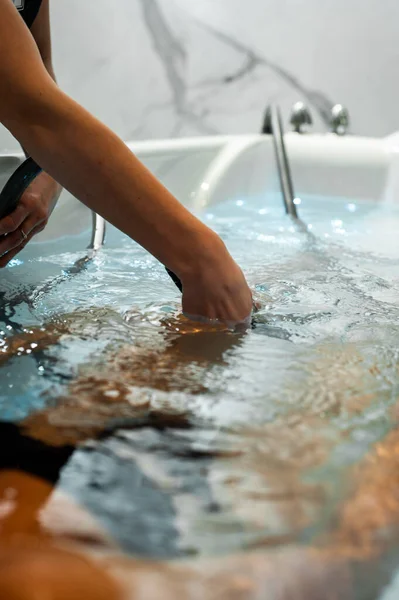 Close Female Hand Bath Spa Concept — Stockfoto