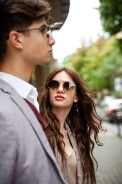 Sokakta güneş gözlüklü genç bir çift