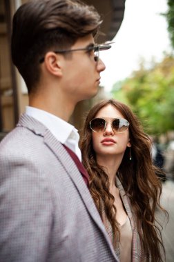 Sokakta güneş gözlüklü genç bir çift