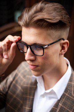  Gözlüklü yakışıklı genç adam poz veriyor. 