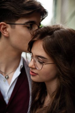 Genç aşık çift, yakın çekim.