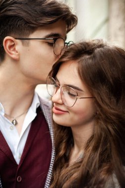 Genç aşık çift, yakın çekim.