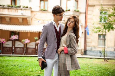 Genç aşık bir çift şehirde yürüyor.