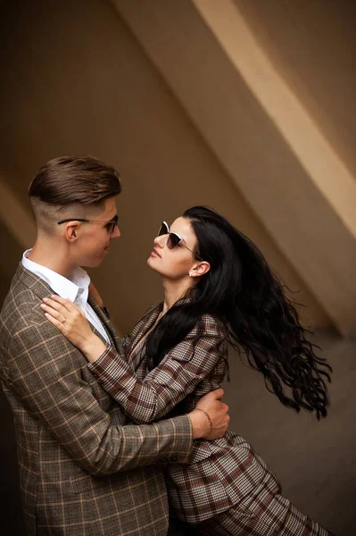 Young Couple Sunglasses Street — Foto Stock