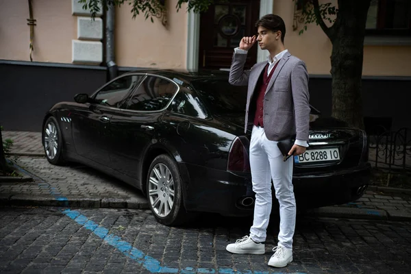 Young Man Suit Car Background — Stock Photo, Image