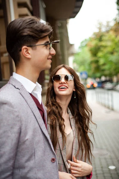 Young Couple Sunglasses Street — Stock fotografie