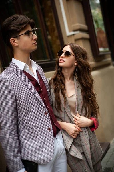 Young Couple Sunglasses Street — Zdjęcie stockowe