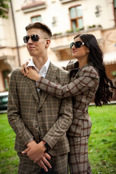 Young Couple Sunglasses Woman Park — Foto Stock