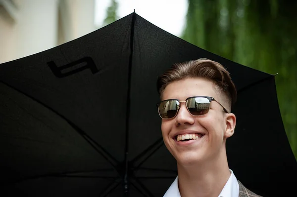 Fiatal Férfi Esernyővel Városban — Stock Fotó