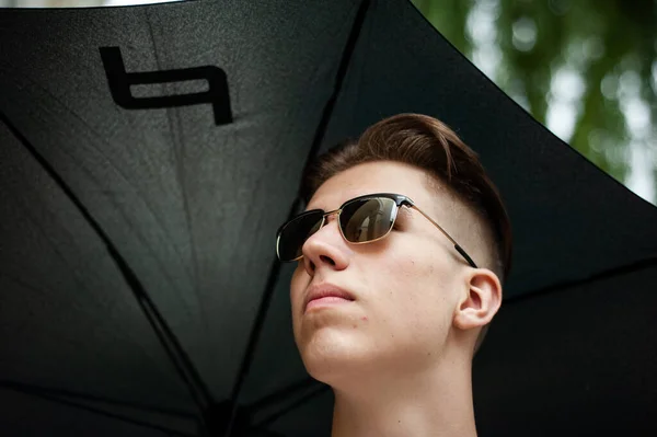 Fiatal Férfi Esernyővel Városban — Stock Fotó