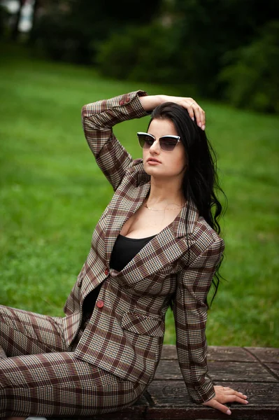 Schöne Junge Frau Mit Sonnenbrille Posiert Draußen — Stockfoto
